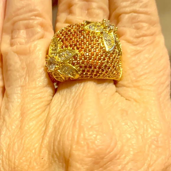 Simulated red and white diamond ring with flowers - Picture 1 of 7